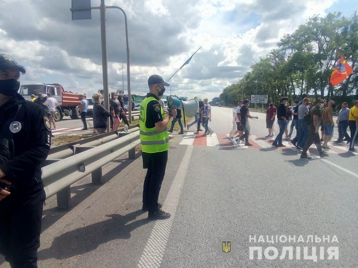 Правоохоронці організували об’їзд ділянки автодороги, де відбувався протест / фото ГУ НП в Житомирській області Правоохоронці організували об’їзд ділянки автодороги, де відбувався протест / фото ГУ НП в Житомирській області