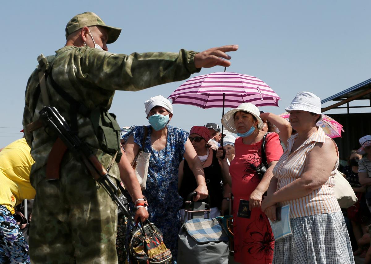 У Каховці та Новочорномор'ї російські війська тероризують населення / фото REUTERS У Каховці та Новочорномор'ї російські війська тероризують населення / фото REUTERS