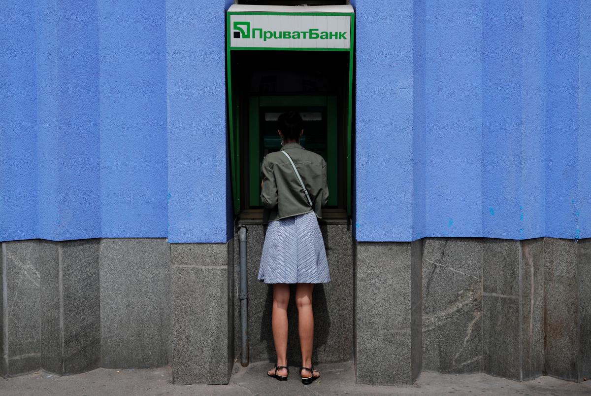 Женщина обратилась к работникам Приватбанка с вопросом, как кто-то мог списать с заблокированных счетов средства / REUTERS