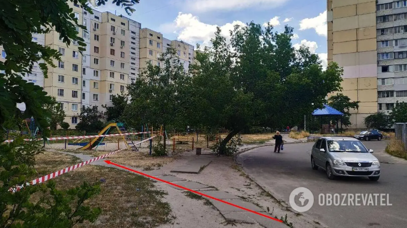 Полковника СБУ нашли случайные прохожие на ул. Иорданской в Киеве / фото Обозреватель Полковника СБУ нашли случайные прохожие на ул. Иорданской в Киеве / фото Обозреватель