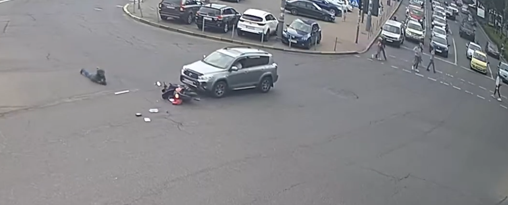 Аварія сталася на бульварі Лесі Українки / скріншот відео Аварія сталася на бульварі Лесі Українки / скріншот відео