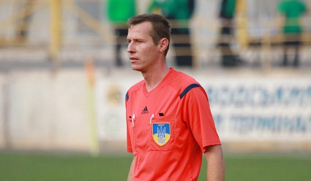 Юрій Іванов показав гравцям господарів 8 жовтих карток / фото pfclviv.com Юрій Іванов показав гравцям господарів 8 жовтих карток / фото pfclviv.com