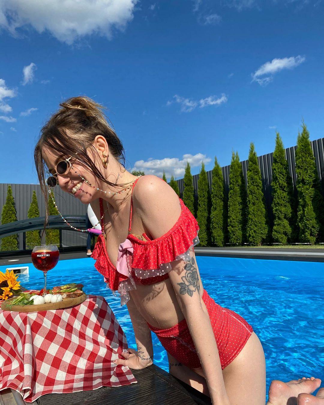 Певица поплавала на огромном надувном единороге / Instagram Надя Дорофеева