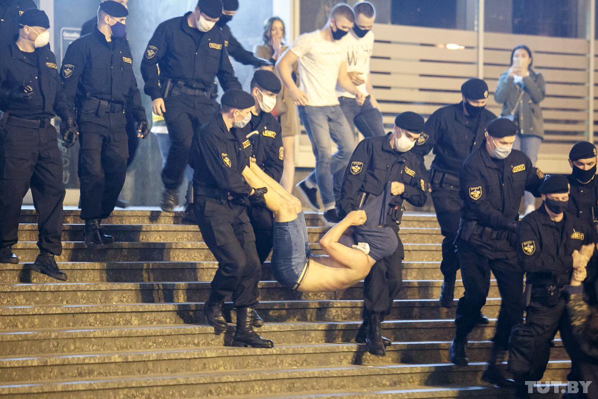 За фактом «насильства проти правоохоронців» слідчий комітет відкрив ще дві кримінальні справи. / Вадим Замирівський, TUT.BY За фактом «насильства проти правоохоронців» слідчий комітет відкрив ще дві кримінальні справи. / Вадим Замирівський, TUT.BY