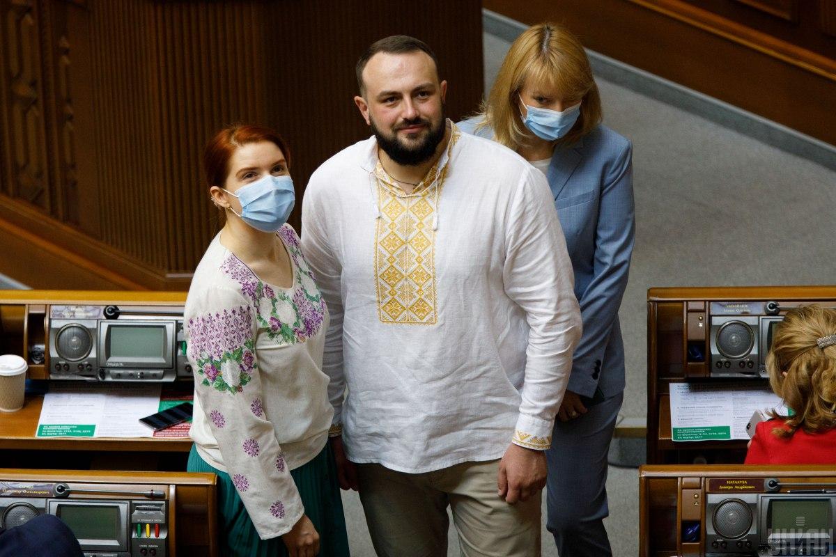 Вышиванку нужно подбирать под "лук" / фото УНИАН Вышиванку нужно подбирать под "лук" / фото УНИАН