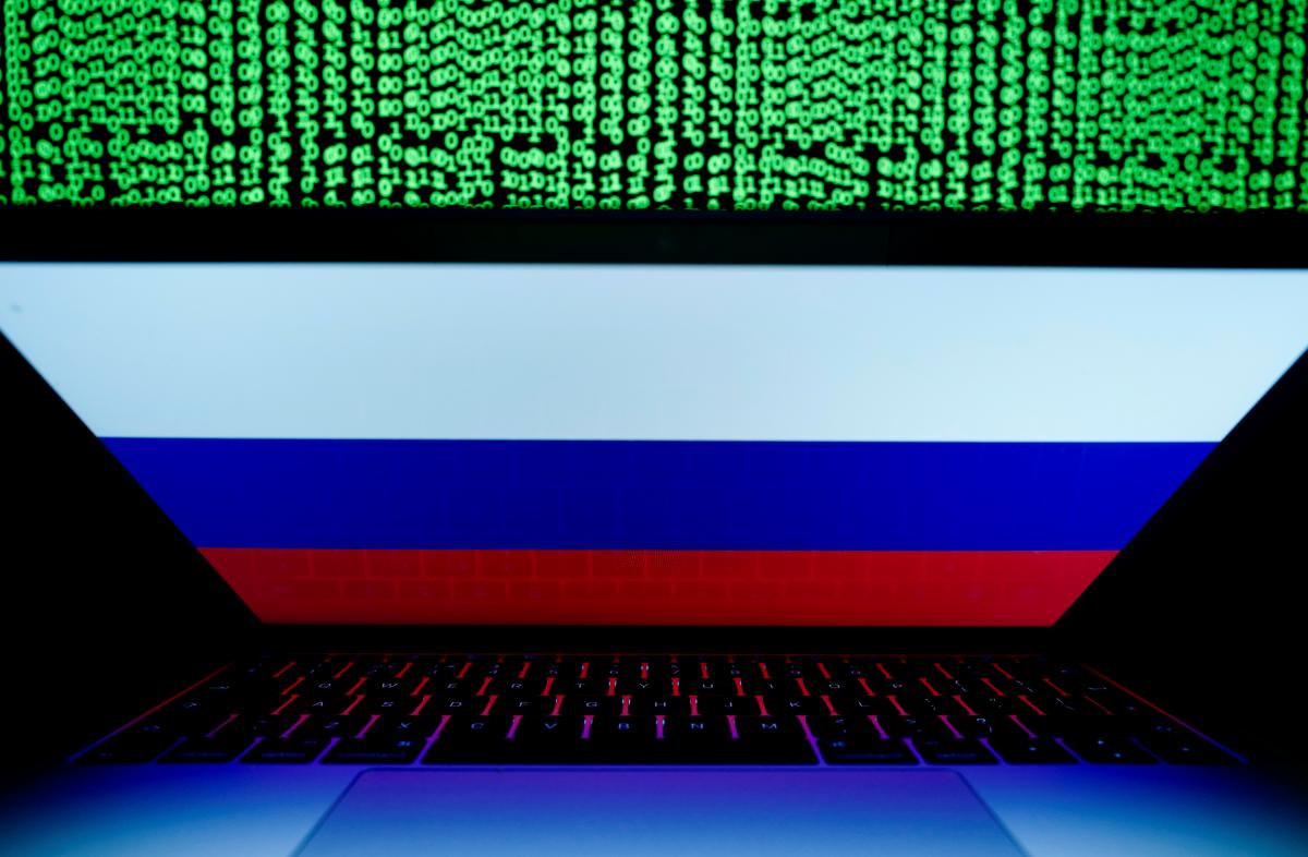 Российские хакеры постоянно атакуют Украину / иллюстрация REUTERS