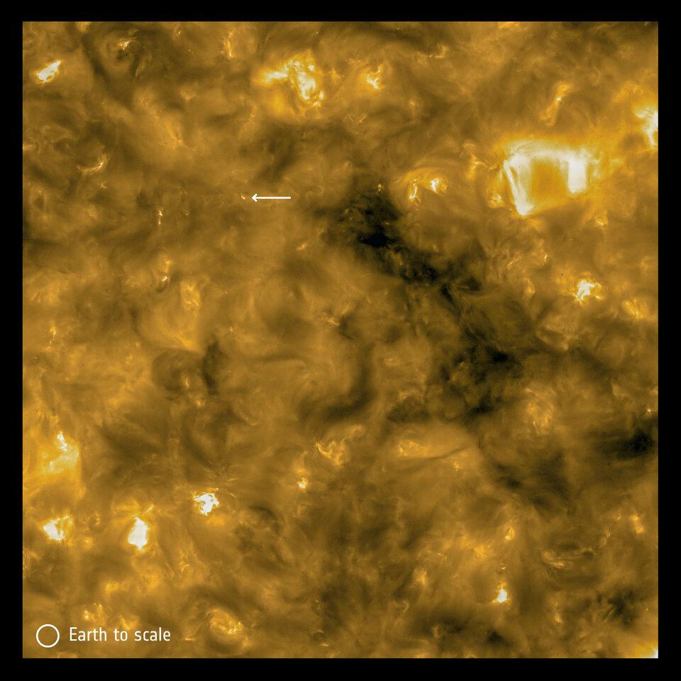 Изображение "костер" на Солнце, круг внизу равен размеру Земли в сравнении / ESA
