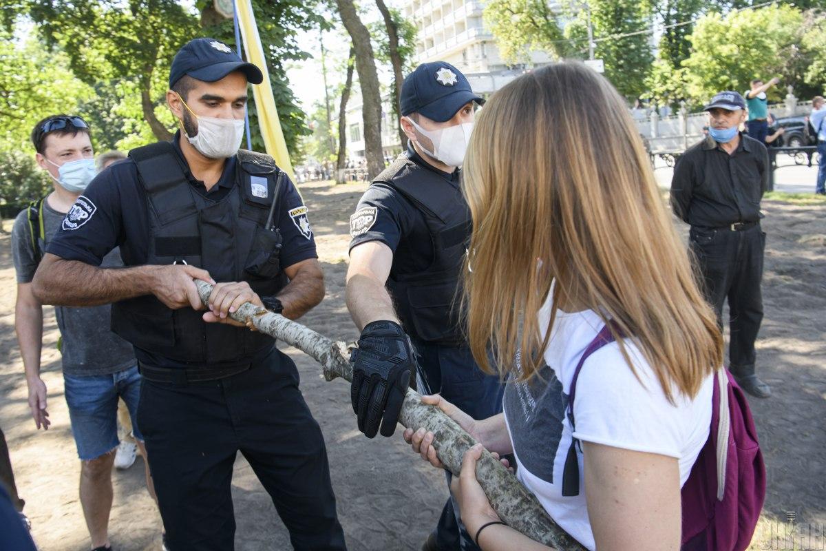 Поліцейські не пропускали активістів і нардепів з дровами / фото УНІАН Поліцейські не пропускали активістів і нардепів з дровами / фото УНІАН