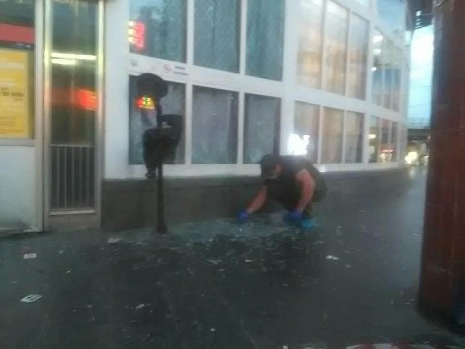 У сміттєвому пакеті біля входу на станцію метро вибухнув невідомий пристрій / фото facebook.com/Vitaliy.Klychko У сміттєвому пакеті біля входу на станцію метро вибухнув невідомий пристрій / фото facebook.com/Vitaliy.Klychko
