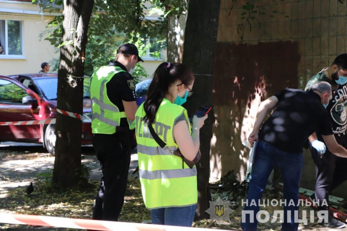 На місце події прибула слідчо-оперативна група поліції й криміналісти / facebook.com/police.kharkov На місце події прибула слідчо-оперативна група поліції й криміналісти / facebook.com/police.kharkov