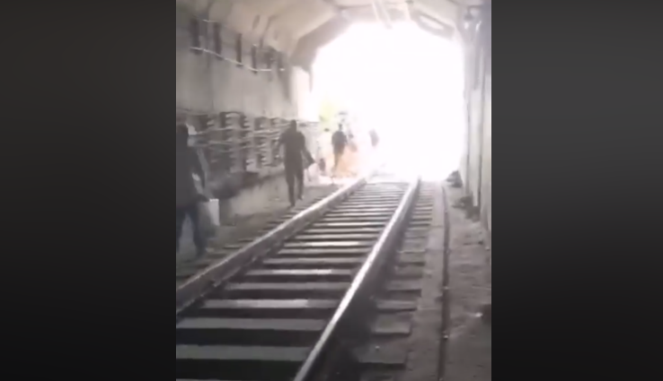 Вагон остановиля прямо в тоннеле / скриншот видео Вагон остановиля прямо в тоннеле / скриншот видео