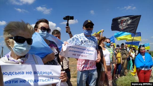 Митинг прошел неподалеку от админграницы / фото Крым.Реалии Митинг прошел неподалеку от админграницы / фото Крым.Реалии