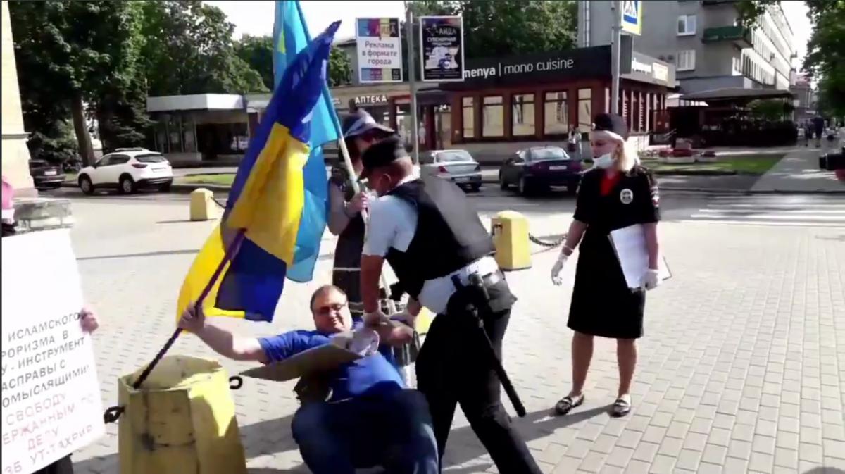 Активиста поместили в изолятор / скриншот из видео Активиста поместили в изолятор / скриншот из видео