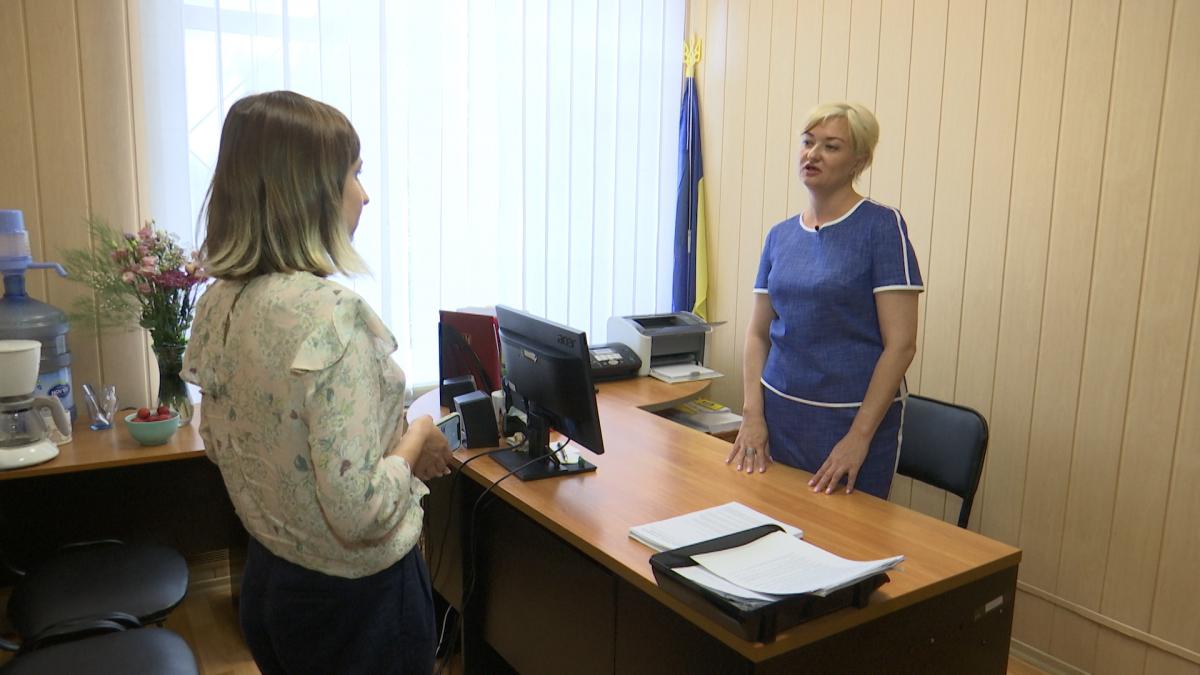 Суддя Решетилівського районного суду Олена Романенко ходить на роботу, але розглядати справи не має права