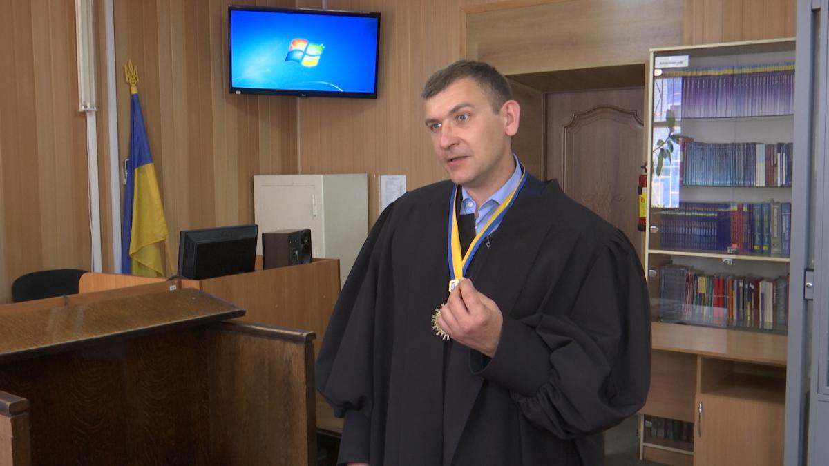 Суддя Кременчуцького районного суду Полтавської області Олександр Колотієвський працює понаднормово вже третій рік