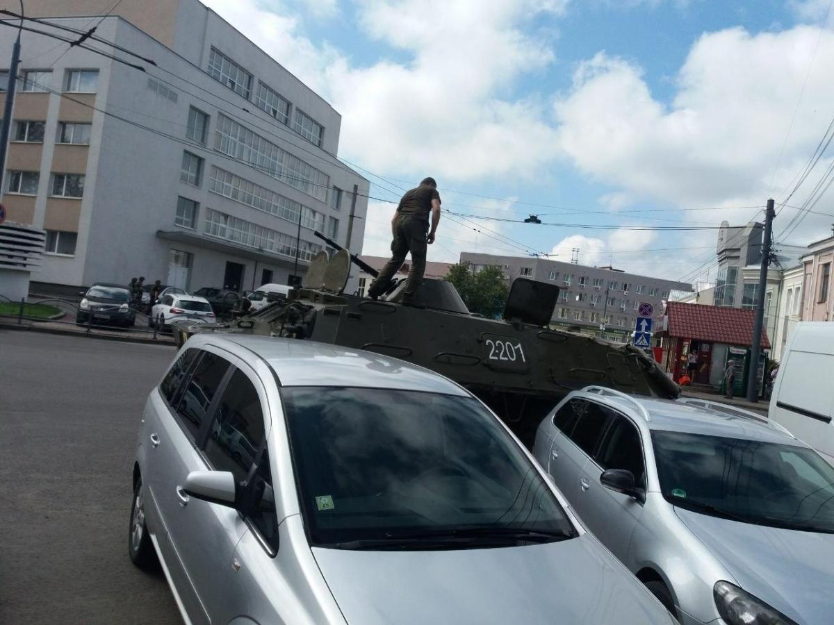 Чоловік стріляв в бік правоохоронців / фото УНІАН Чоловік стріляв в бік правоохоронців / фото УНІАН