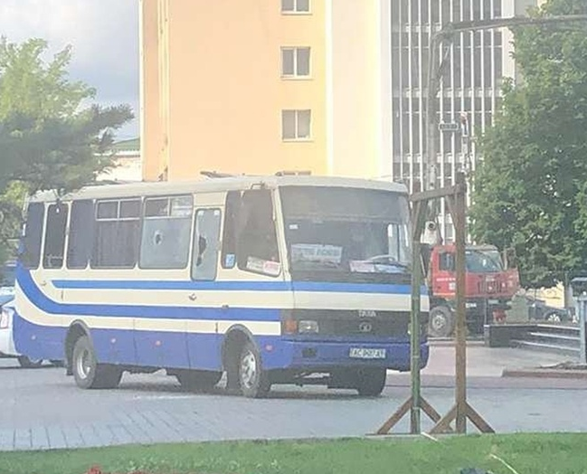Автобус с заложниками в Луцке / фото instagram.com/luchany.news Автобус с заложниками в Луцке / фото instagram.com/luchany.news