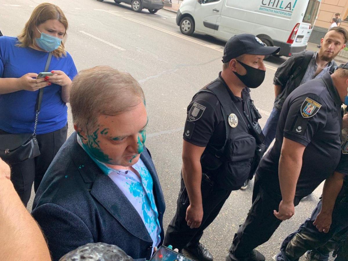 Нардепа Олега Волошина облили зеленкою / фото t.me/stranaua Нардепа Олега Волошина облили зеленкою / фото t.me/stranaua