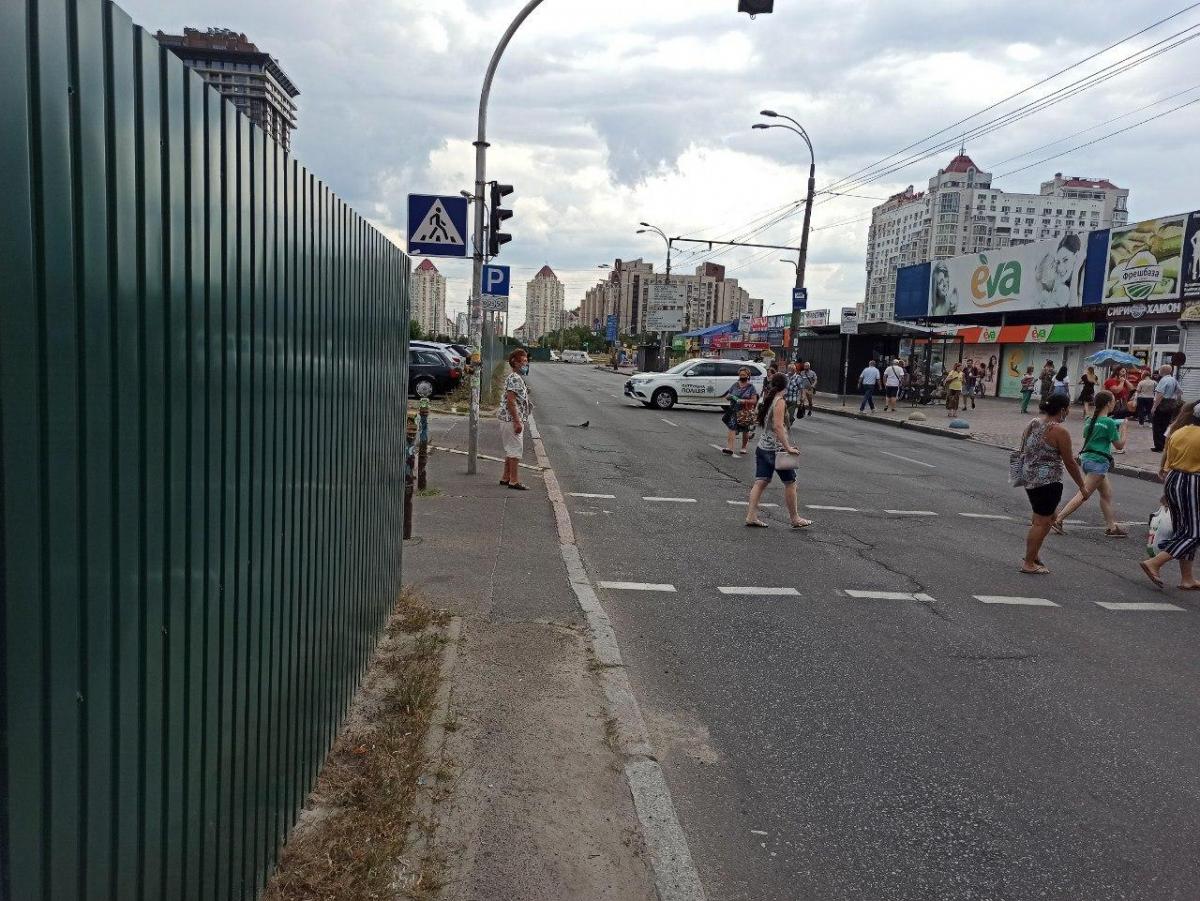 В Киеве сообщили об угрозе взрыва у метро Минская / фото очевидцев В Киеве сообщили об угрозе взрыва у метро Минская / фото очевидцев