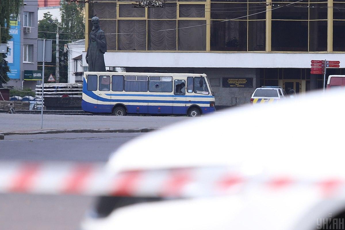 В Луцке террорист захватил автобус с пассажирами / фото УНИАН В Луцке террорист захватил автобус с пассажирами / фото УНИАН