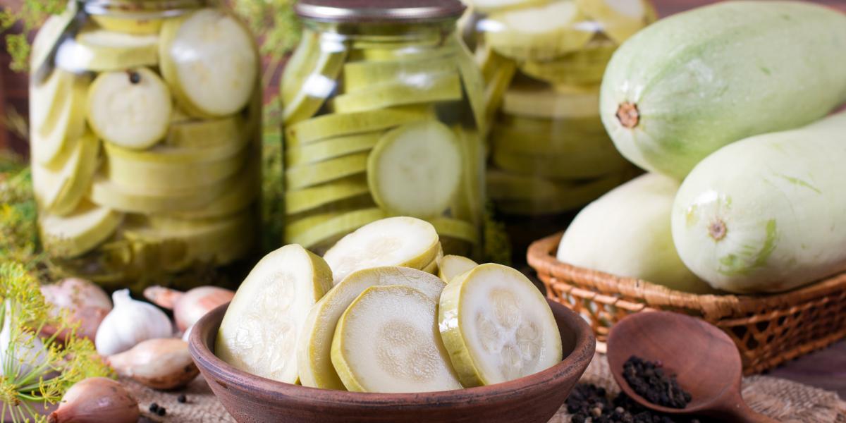 Маринованные кабачки / фото lifehacker Маринованные кабачки / фото lifehacker