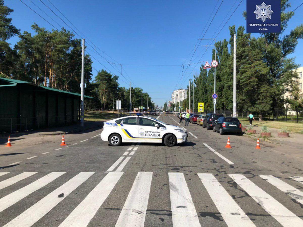 В Киеве нашли подозрительный пакет / фото патрульная полиция Киева В Киеве нашли подозрительный пакет / фото патрульная полиция Киева