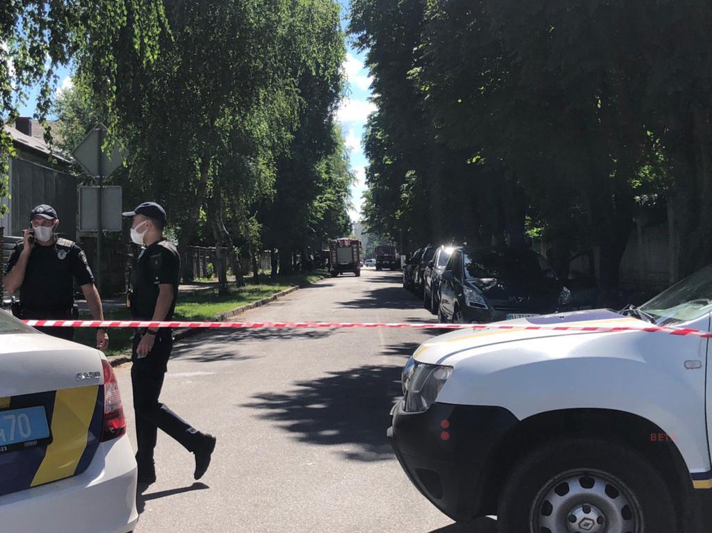 У Полтаві чоловік погрожує підірвати гранату / фото poltavske.tv У Полтаві чоловік погрожує підірвати гранату / фото poltavske.tv
