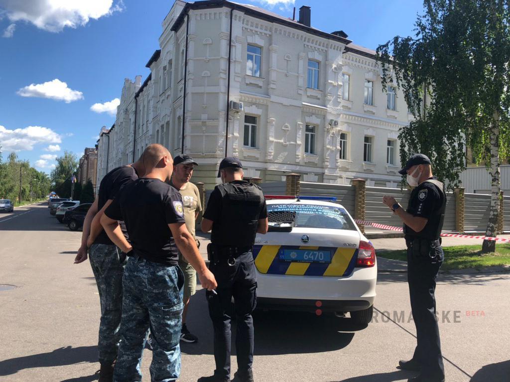 У Полтаві чоловік погрожує підірвати гранату / фото poltavske.tv У Полтаві чоловік погрожує підірвати гранату / фото poltavske.tv
