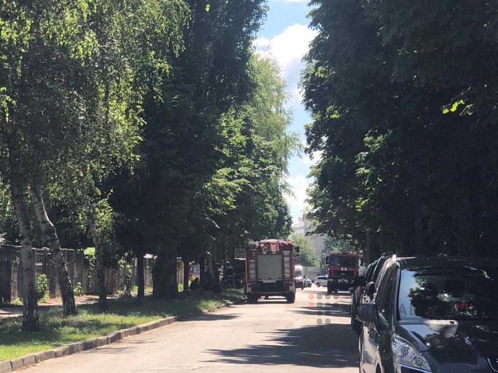 У Полтаві чоловік погрожує підірвати гранату / фото poltavske.tv У Полтаві чоловік погрожує підірвати гранату / фото poltavske.tv