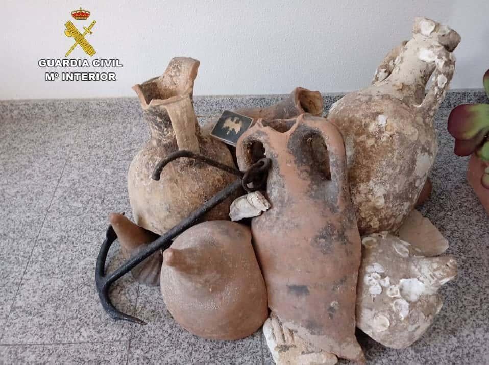 Стародавні амфори були прикрасою продуктового магазину / Фото Цивільна гвардія Іспанії Стародавні амфори були прикрасою продуктового магазину / Фото Цивільна гвардія Іспанії
