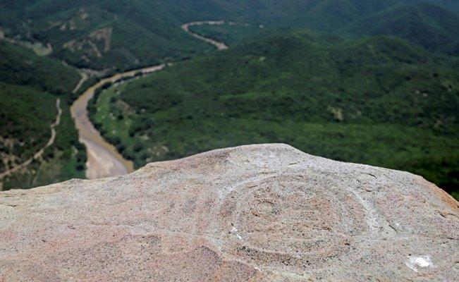 На вершине холма в Мексике нашли древние знаки и колонны / Instagram/@mc_el_ruinero