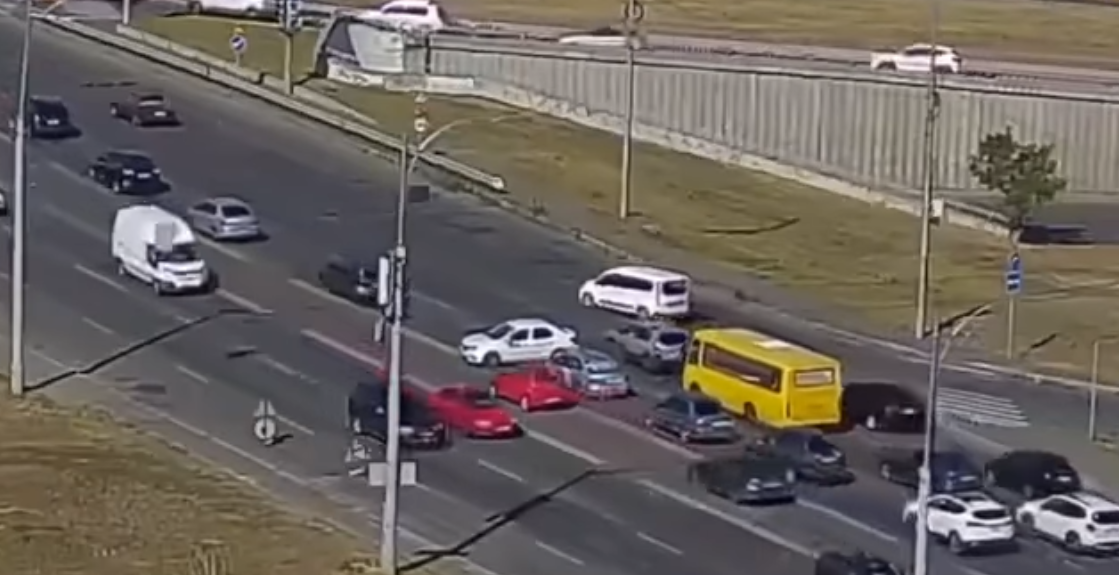 Водій вирішив грубо порушити ПДР / скріншот відео Водій вирішив грубо порушити ПДР / скріншот відео