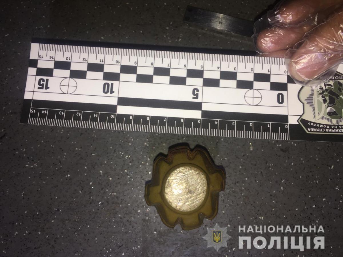 Чоловік розповів, що боєприпаси він викопав у лісосмузі / фото Нацполіція Чоловік розповів, що боєприпаси він викопав у лісосмузі / фото Нацполіція
