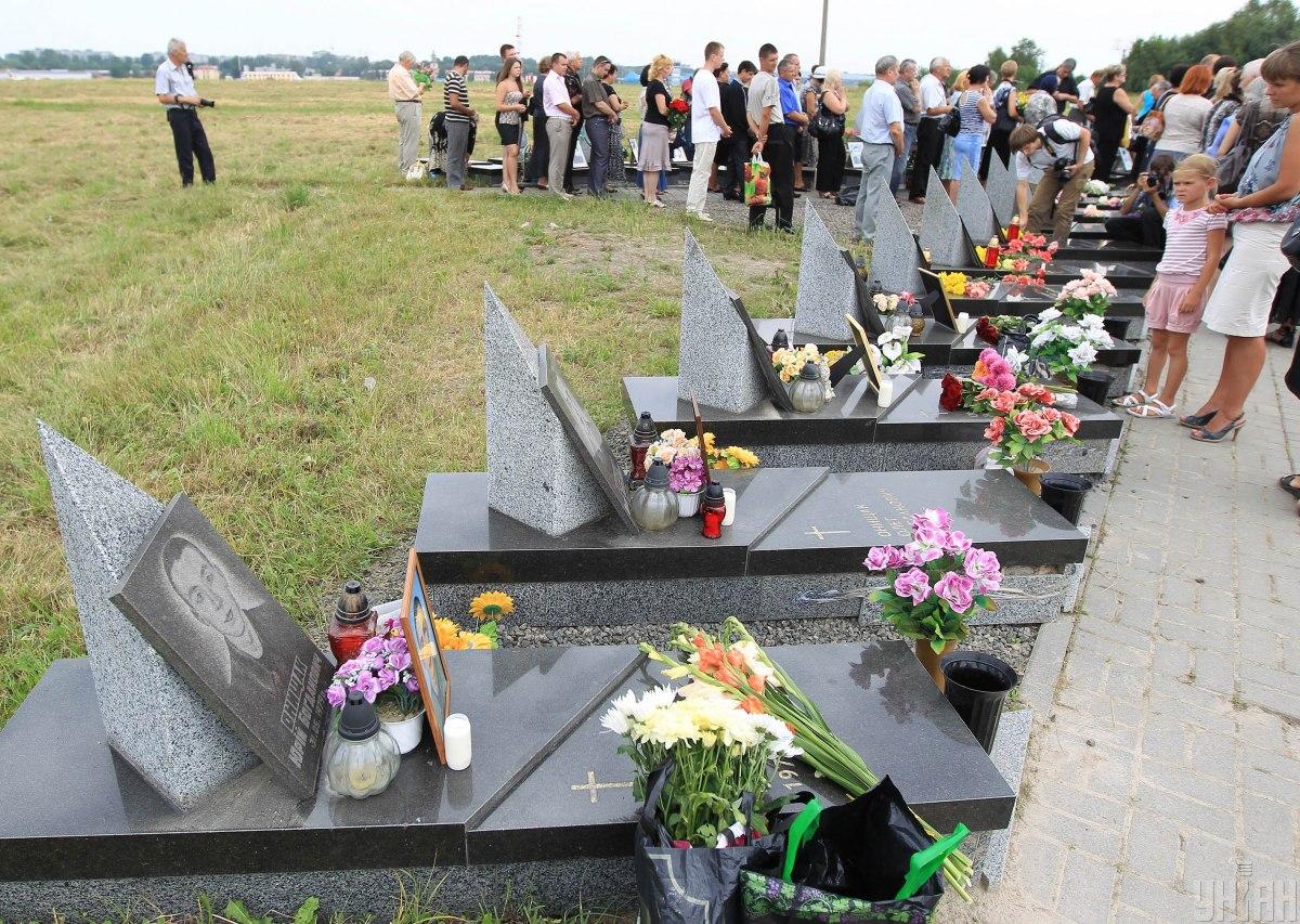 Внаслідок падіння винищувача Су-27УБ у натовп глядачів, загинуло 77 осіб \ УНІАН Внаслідок падіння винищувача Су-27УБ у натовп глядачів, загинуло 77 осіб \ УНІАН
