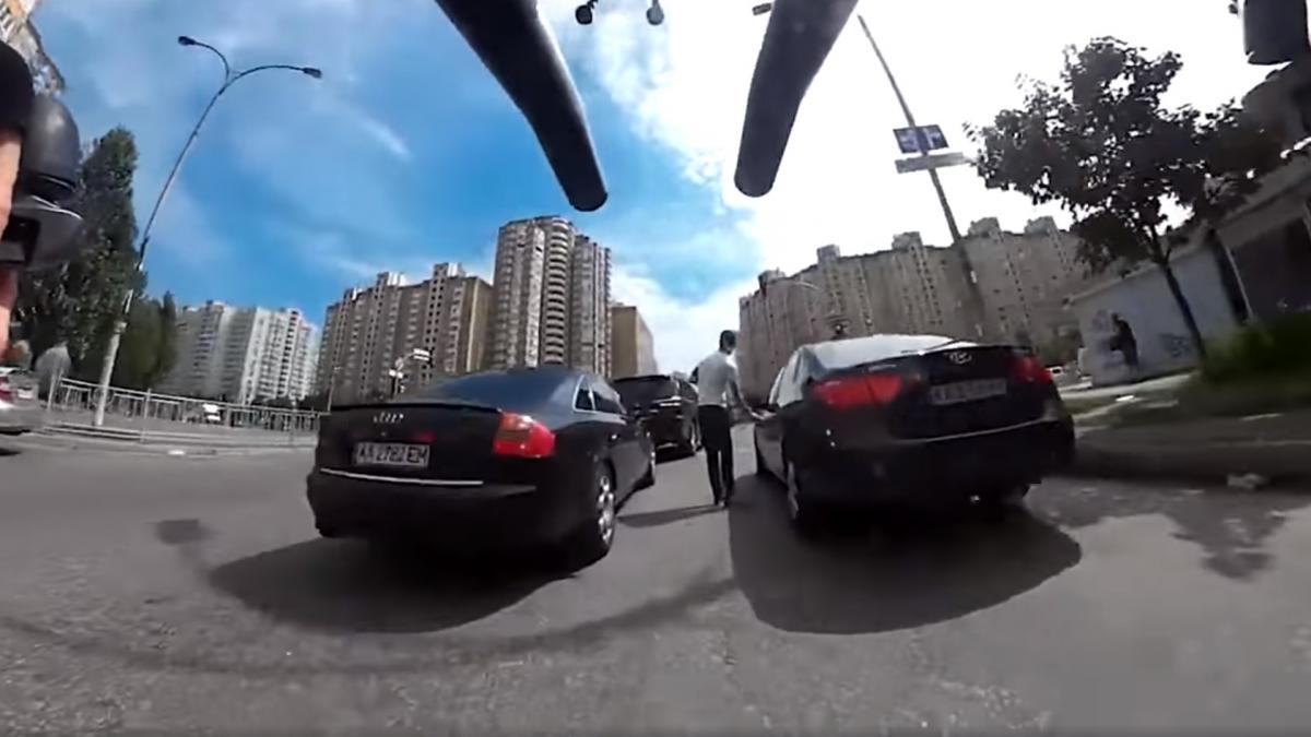 Інцидент стався на вулиці Ахматової, 44а / скріншот з відео Інцидент стався на вулиці Ахматової, 44а / скріншот з відео