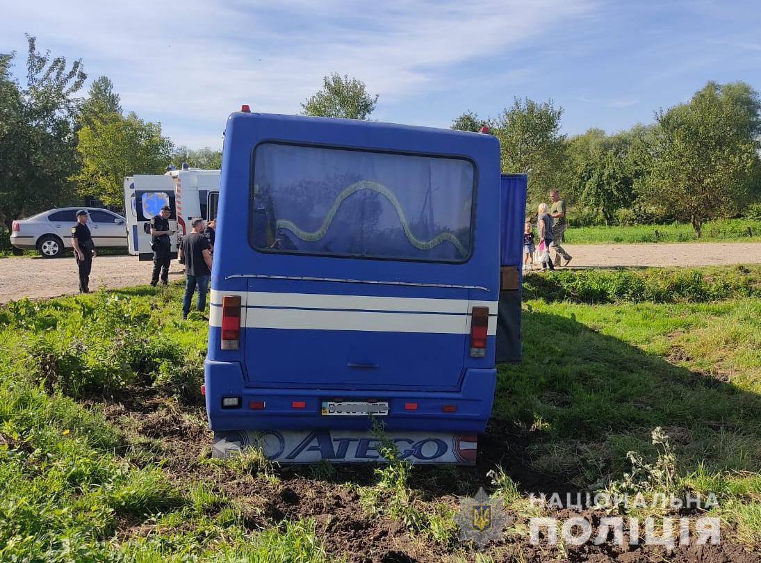 Предварительно установлено, что водитель автобуса не справился с управлением / фото Нацполиция Предварительно установлено, что водитель автобуса не справился с управлением / фото Нацполиция