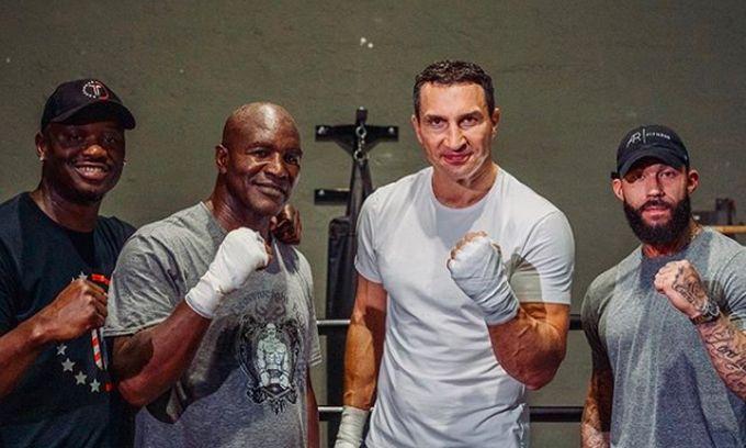 Володимир Кличко входить в команду Евандера Холіфілда / фото instagram.com/evanderholyfield Володимир Кличко входить в команду Евандера Холіфілда / фото instagram.com/evanderholyfield