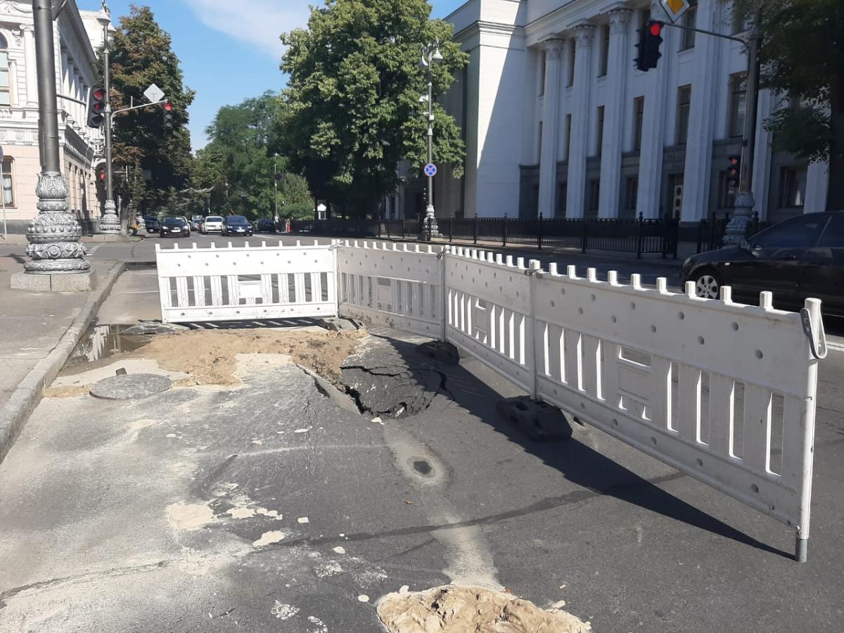 Провал зявився через прорив трубопроводу /  фото КП ШЕУ Печерського району