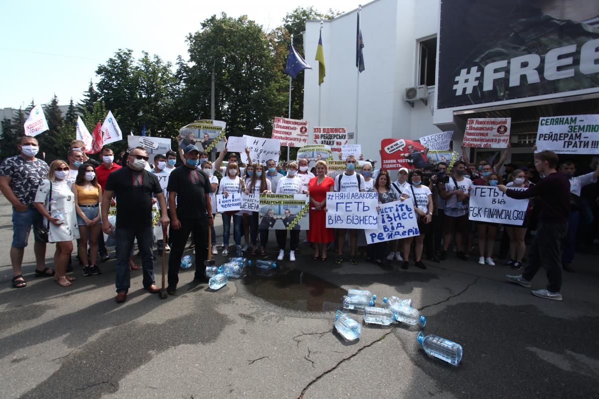 Підприємці на мітингу біля МВС вимагали покарати правоохоронців, причетних до рейдерства 'Еконії' Підприємці на мітингу біля МВС вимагали покарати правоохоронців, причетних до рейдерства 'Еконії'