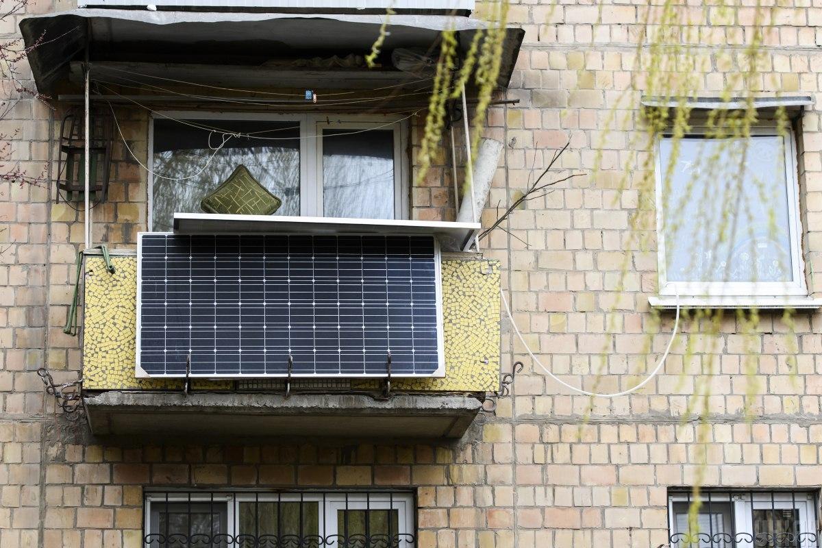 Чи варто ставити сонячні батареї вдома та яких інвестицій потребує "заробіток на сонці", розбирався УНІАН / фото УНІАН