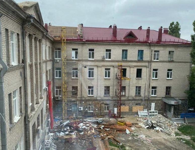 У лікарні ремонтують дах / Никвести У лікарні ремонтують дах / Никвести