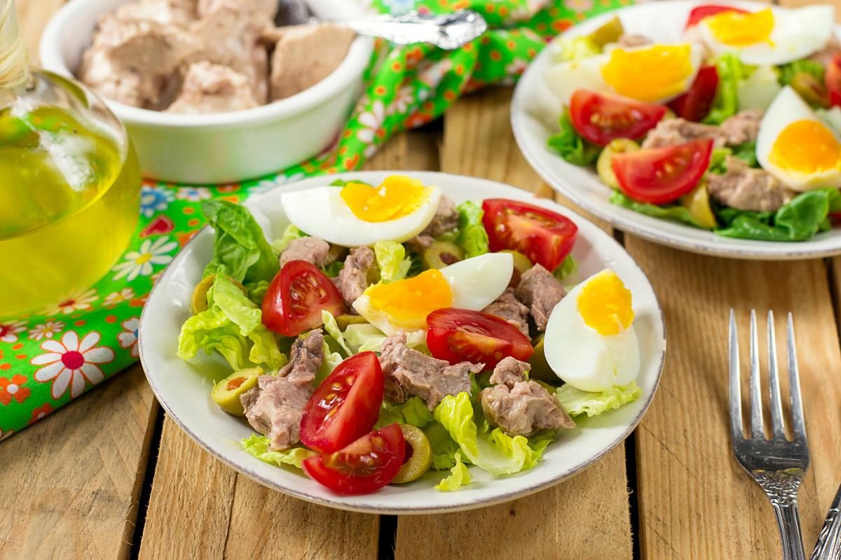 Салат из печени трески с гренками – кулинарный рецепт
