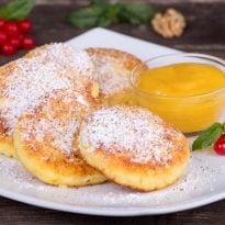 Вкуснейшие сырники: как приготовить лакомство на манке