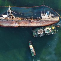 Оборвались тросы: в Одессе снова не смогли поднять аварийный танкер 