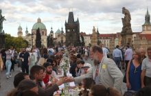 Чехи зібралися на застілля на Карловому мосту, щоб "попрощатися" з коронавірусом (фото)