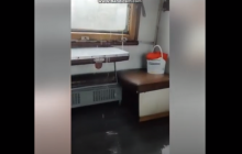 "Укрзалізниця" потрапила в гучний скандал через дірявий дах у вагоні (відео)