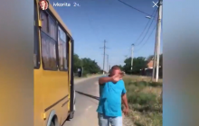 У Миколаєві водій маршрутки напав на дівчину через зауваження щодо маски та переслідував її до будинку (відео)