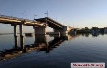 В центре Николаева внезапно развелся мост через реку, заблокировав движение транспорта (фото, видео)