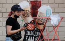 ВООЗ звинуватила молодь у поширенні COVID-19 в Європі влітку (відео)