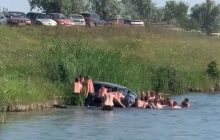 На Днепропетровщине BMW скатился в озеро (фото, видео)